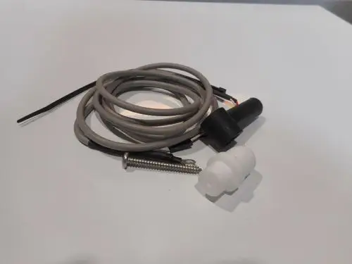 Kondensatfühler von Remeha mit grauem Kabel, schwarzem Anschluss und weißem Verbindungselement, liegend auf einem neutralen Hintergrund.
